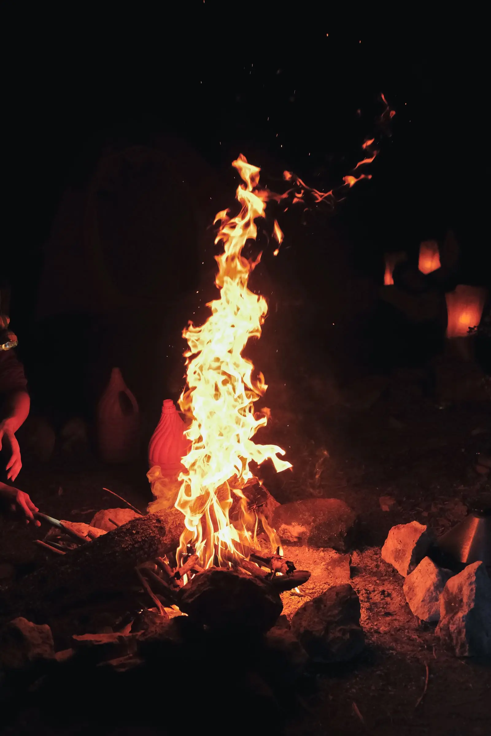 Feu de camp sous les étoiles à Agafay