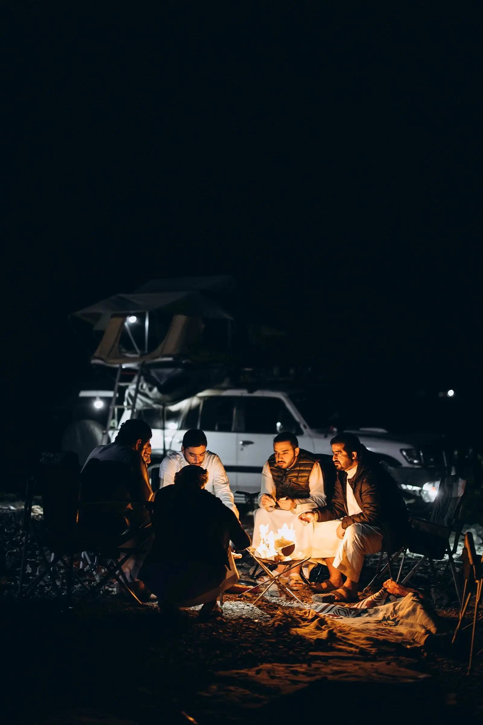 Nuit étoilée au-dessus du camp dans le désert