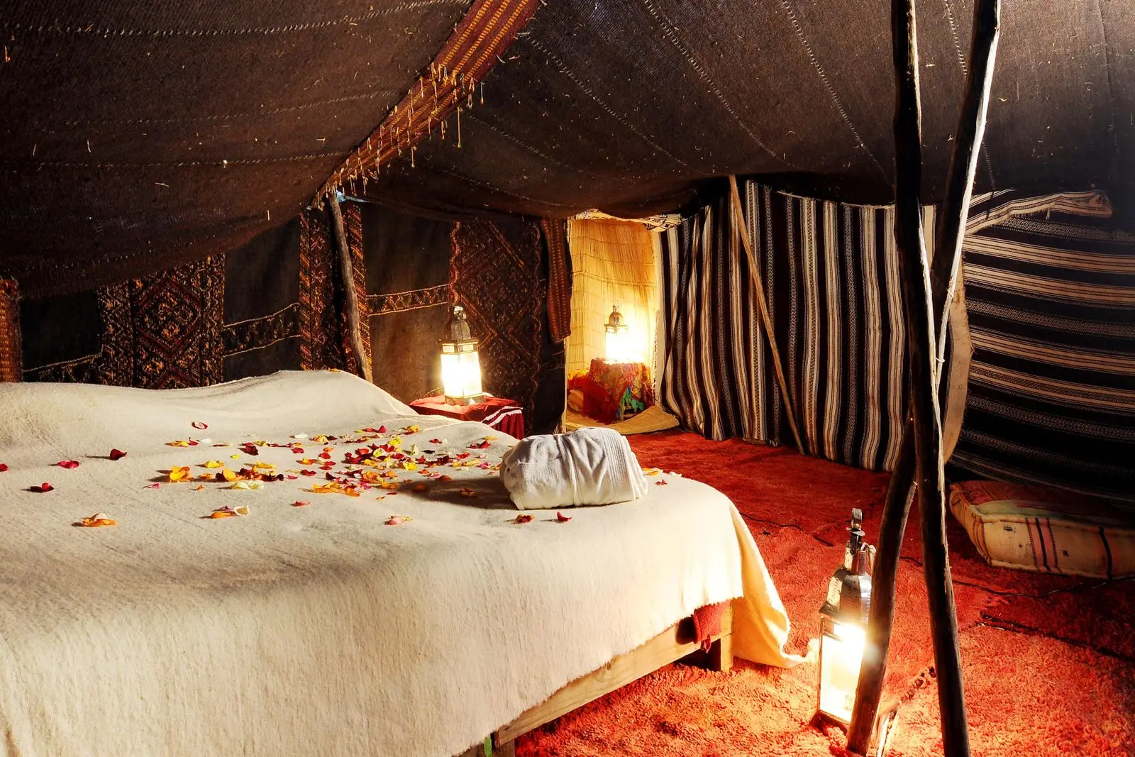 Intérieur d’une tente berbère traditionnelle