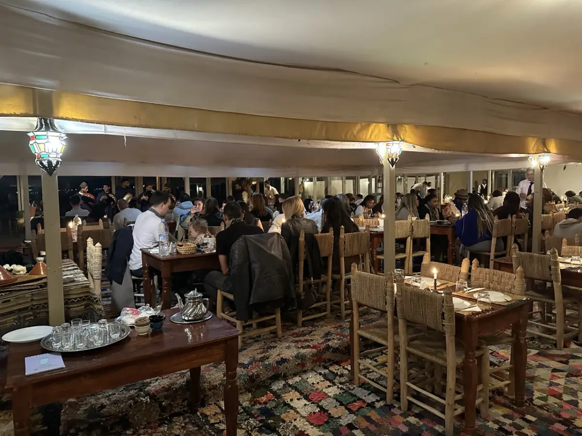 Pack Chameau + Dîner-Spectacle — Expérience Complète im Agafay Desert
